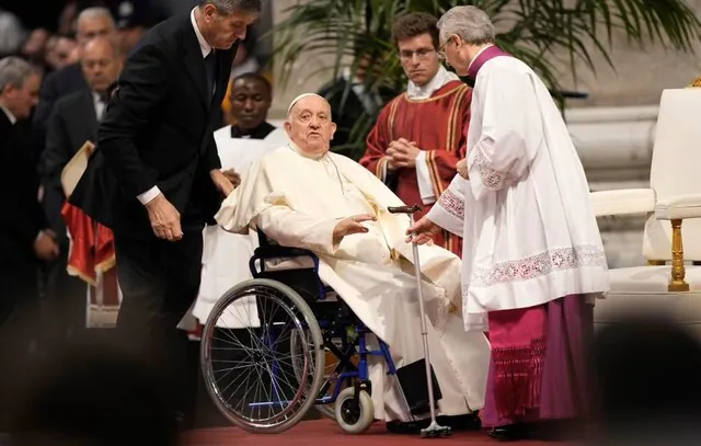 Papa Francisco já está sentando em poltrona e trabalhando após cirurgia abdominal