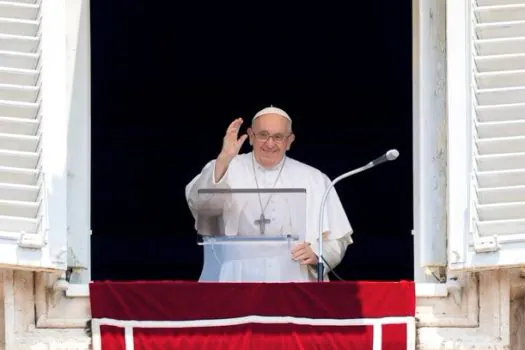 Papa Francisco, com voz ainda ofegante, agradece carinho em 1º ato público após cirurgia