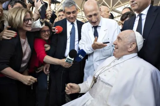 Papa Francisco deixa hospital após cirurgia abdominal e internação de nove dias