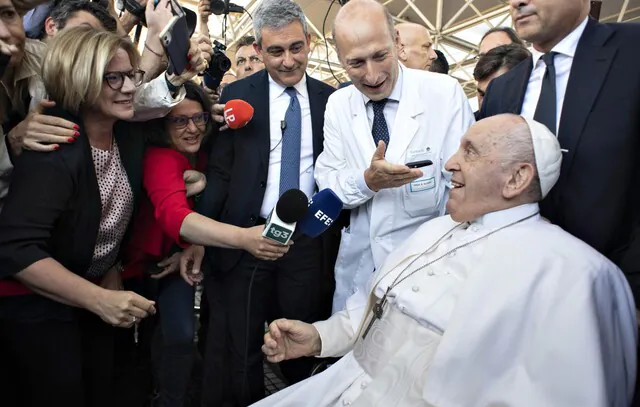 Papa Francisco deixa hospital após cirurgia abdominal e internação de nove dias