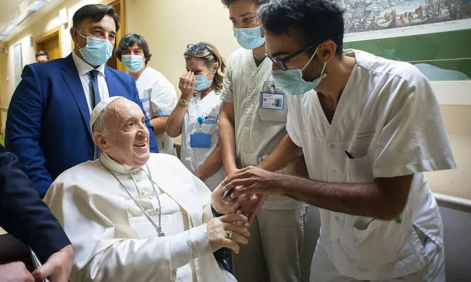 Papa Francisco recebe alta hospitalar e retorna ao Vaticano