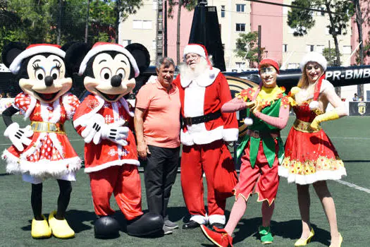 Papai Noel chega de helicóptero no Aramaçan