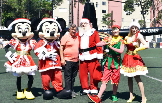 Papai Noel chega de helicóptero no Aramaçan