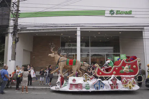 Papai Noel do Sicredi visita agências do ABCD