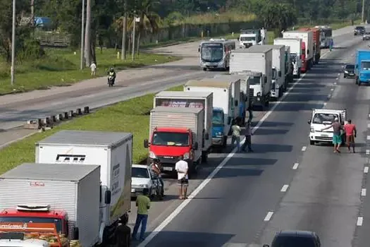 Caminhoneiros protestam em oito Estados, e PRF atua para liberar fluxo