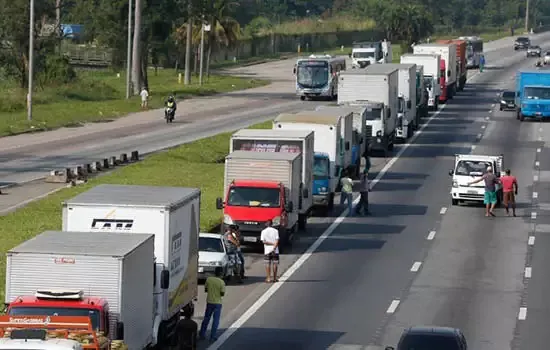 Caminhoneiros protestam em oito Estados