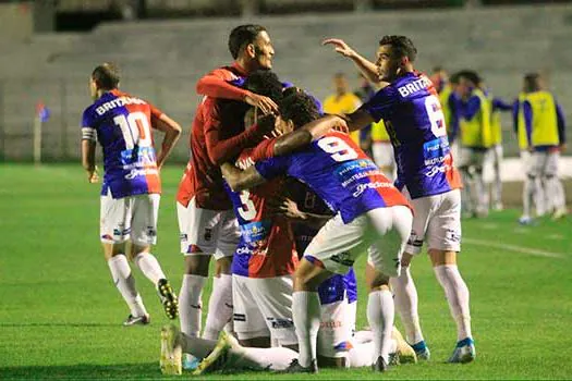 Paraná goleia Oeste e afunda ainda mais time paulista na lanterna da Série B