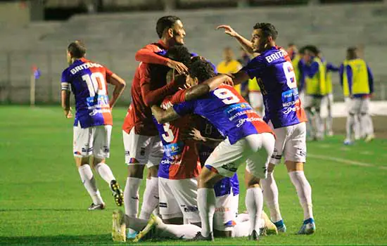 Paraná goleia Oeste e afunda ainda mais time paulista na lanterna da Série B