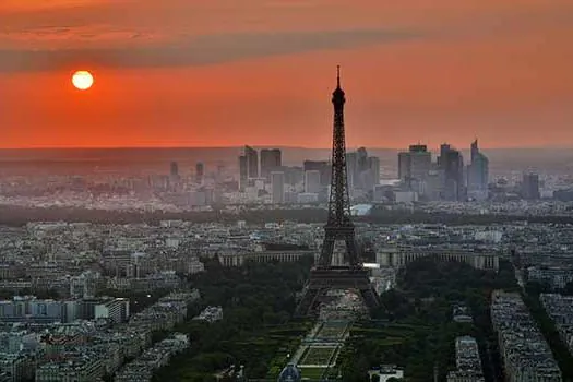 Para conter covid-19, França decreta toque de recolher em Paris e mais 8 cidades