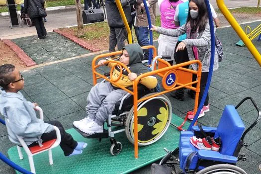 Parque do Pedroso ganha brinquedos adaptados para crianças com deficiência