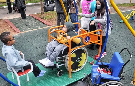 Parque do Pedroso ganha brinquedos adaptados para crianças com deficiência