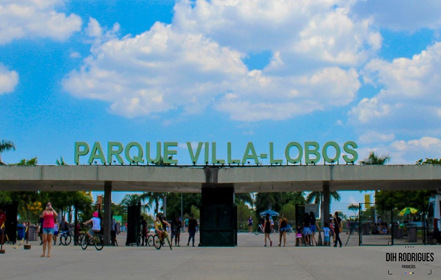 Árvore de Natal no Parque Villa Lobos é inaugurada com festa e show