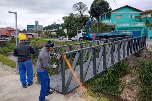 Obras de Ribeirão Pires conclui instalação de passarelas na Valdírio Prisco