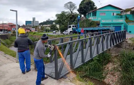 Obras de Ribeirão Pires conclui instalação de passarelas na Valdírio Prisco