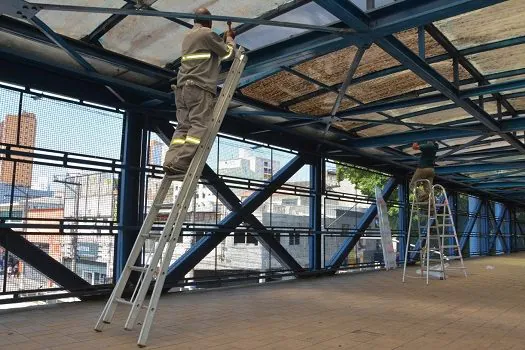 Prefeitura de Mauá interdita passarela central para restabelecimento de iluminação