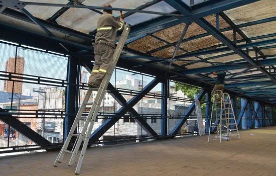 Prefeitura de Mauá interdita passarela central para restabelecimento de iluminação