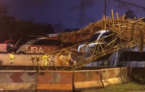 Passarela desaba sobre quatro veículos e fere duas pessoas na Marginal do Tietê