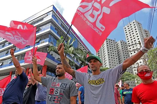 Em passeata, trabalhadores na Toyota protestam contra o anúncio de fechamento em SBC