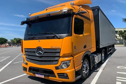 Passeio no cavalinho digital – Novo Actros 2045 oferece muitos atributos para usuários