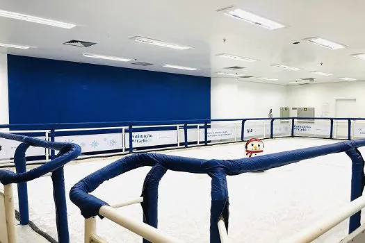 Pista de patinação no gelo é nova atração no Shopping D