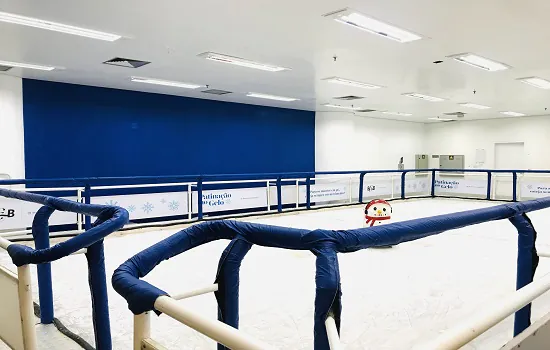 Pista de patinação no gelo é nova atração no Shopping D