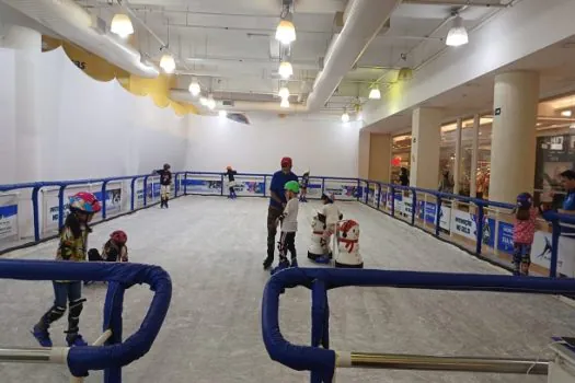 Pista de patinação no gelo é atração no Shopping ABC