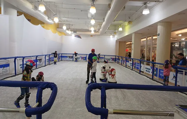 Pista de patinação no gelo é atração no Shopping ABC