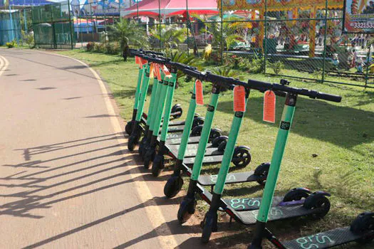 Ainda sem regras, patinetes elétricos invadem cidades e viram febre