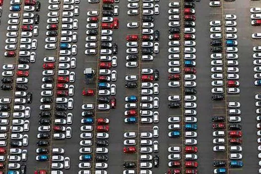 FALTAM PEÇAS: Estoque de carros é o menor da história