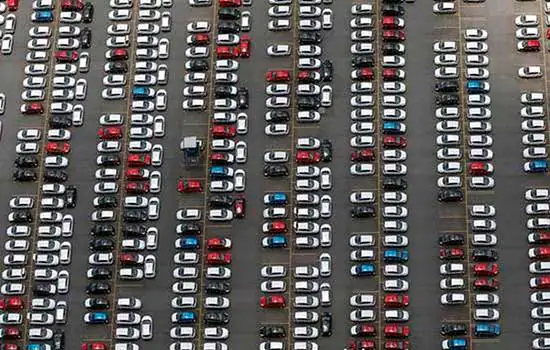 FALTAM PEÇAS: Estoque de carros é o menor da história