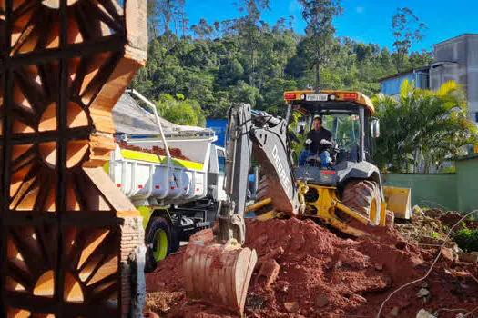 Ribeirão Pires reforma pátio da E.M. Eng. Carlos Rohm II