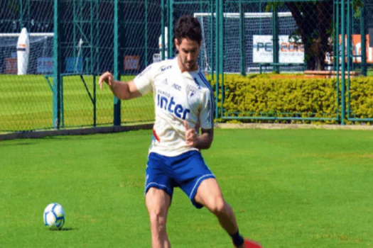 Pato treina com bola no CT do São Paulo