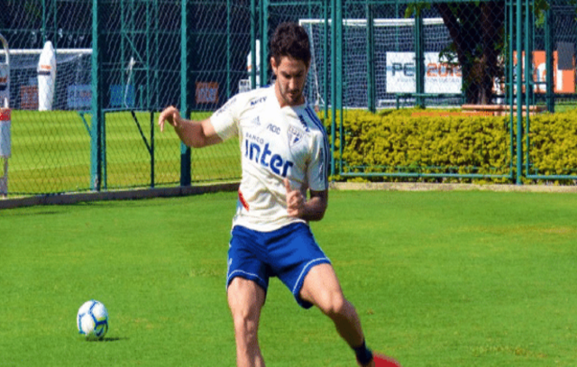 Pato treina com bola no CT do São Paulo