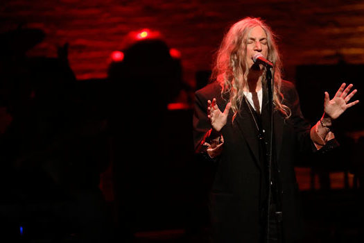 Patti Smith é hospitalizada sem previsão de retorno aos EUA