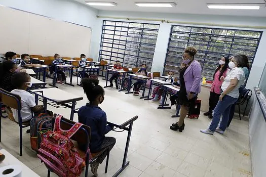 Patty acompanha volta às aulas no 1º dia como prefeita de Diadema