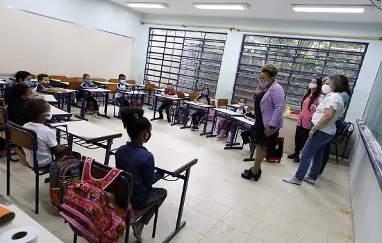 Patty acompanha volta às aulas no 1º dia como prefeita de Diadema