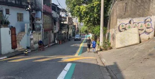 Rua Pau do Café ganha passeio verde para pedestres