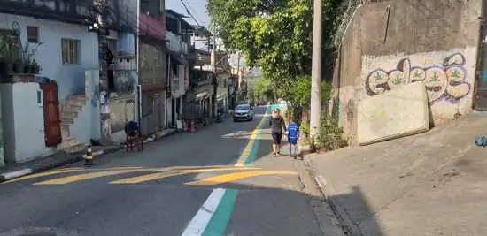 Rua Pau do Café ganha passeio verde para pedestres