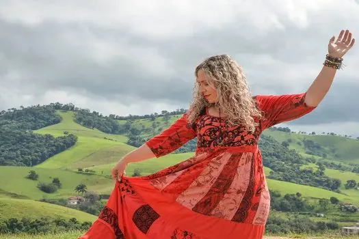 Mineira Paula Oliver lança um belo EP de sambas de roda