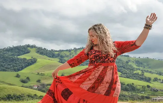 Mineira Paula Oliver lança um belo EP de sambas de roda