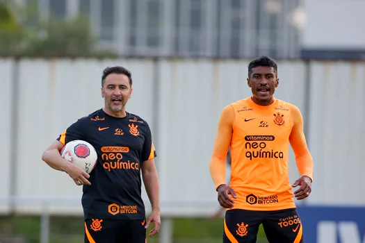 Paulinho treina com bola no Corinthians pela primeira vez em cinco meses