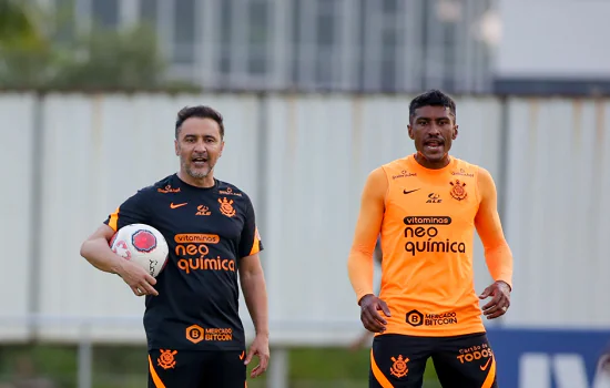 Paulinho treina com bola no Corinthians pela primeira vez em cinco meses