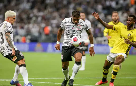 Paulinho desfalca Corinthians em Cali e Vítor Pereira deve viajar no dia do jogo