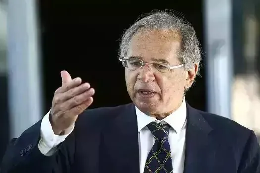 Petrobras não satisfaz ninguém e “a bomba fica no colo do governo”, diz Guedes