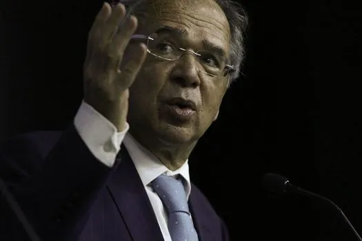 Aumentos salariais geram inflação e juros altos, diz Paulo Guedes