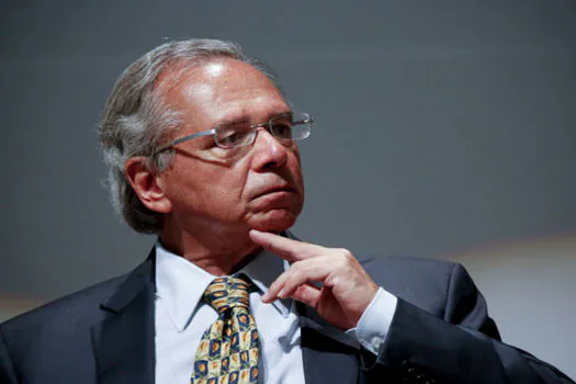 Paulo Guedes promete que vai reduzir preço do gás pela metade