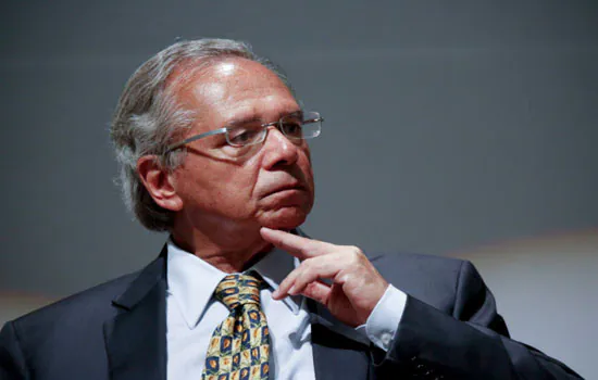 Paulo Guedes promete que vai reduzir preço do gás pela metade