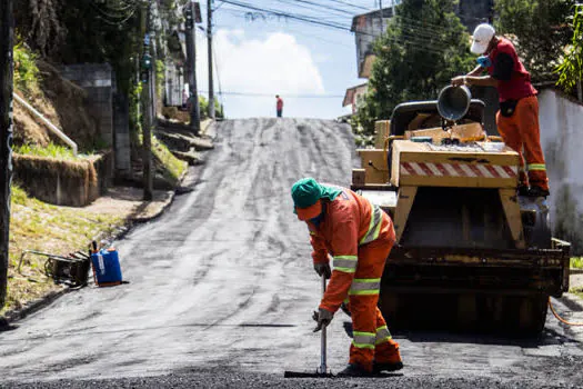 Ribeirão Pires pavimenta Rua Graça Aranha, no Jardim Caçula