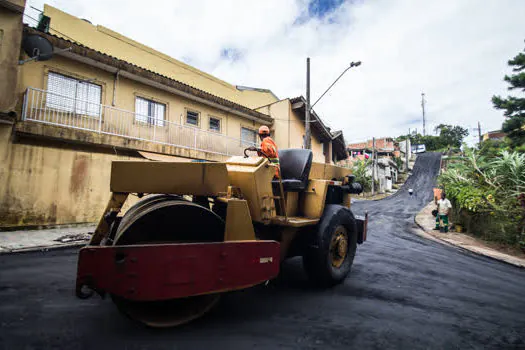 Ribeirão Pires pavimenta Rua Eça de Queirós