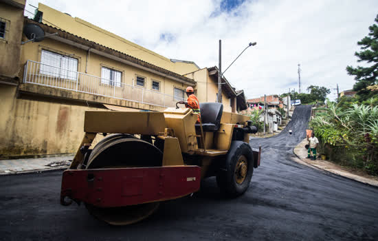 Ribeirão Pires pavimenta Rua Eça de Queirós